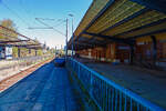 Nicht sehr einladend, der Bahnhof L�beck-Travem�nde Hafen (Hafenbahnhof) am 21 April 2026 in Blickrichtung Strand.