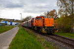 Ein langer und schwerer Coilzug im Sandwich der Kreisbahn Siegen-Wittgenstein f�hrt am 16 April 2026 in Neunkirchen-Struth�tten auf der Freien Grunder Eisenbahn (KSW-Infrastruktur) in