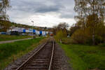 Ein langer und schwerer Coilzug im Sandwich der Kreisbahn Siegen-Wittgenstein f�hrt am 16 April 2026 in Neunkirchen-Struth�tten auf der Freien Grunder Eisenbahn (KSW-Infrastruktur) in