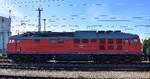 DB Cargo AG, Mainz [D] mit ihrer  232 908-4  [NVR-Nummer: 92 80 1232 908-4 D-DB] stellt einen langen gemischten G�terzug ab am 15.04.26 H�he Bahnhof Senftenberg.