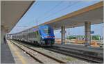 In Catania Centrale wird der FS Trenitalia  Blues  HTR 412 054 bereitgestellt.