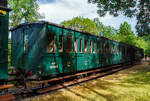 Der dreiachsiger Abteilwagen der zweiten Klasse AMTF 96544, ex SNCB/NMBS C 96544 der belgischen Staatseisenbahnen, der AMTF - Association des Mus�e et Tourisme Ferroviaires a.s.b.l.