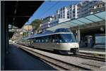 Mit dem Steuerwagen Ast 151 wartet in Montreux der  PE 30 2220nach Zweisimmen auf die Abfahrt.