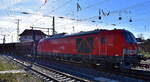 DB Cargo AG, Mainz [D] mit ihrer Vectron Dual Mode Light   249 009 , Name:  Irmgard  [NVR-Nummer: 90 80 2249 009-2 D-DB] und einem Schotterzug am 15.04.26 H�he Bahnhof Senftenberg.
