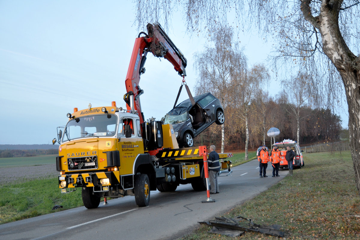 Unfall Gennersbrunn - Schaffhausen, Bergung mit Saurer 330B und Effer - Kran