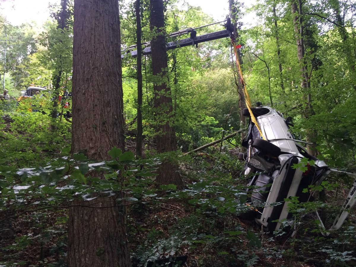 Unfallbergung mit Effer - Autokran, VW Golf 20m im Wald liegend