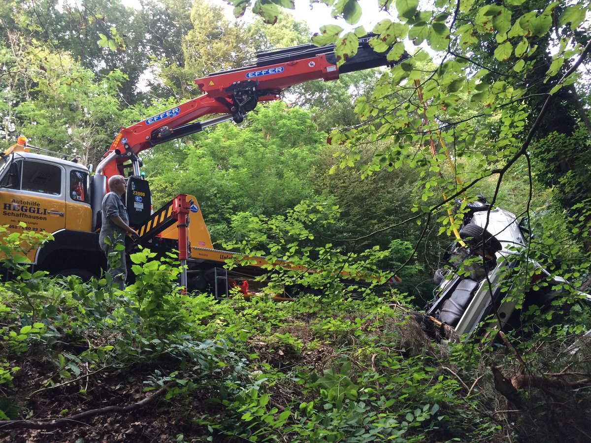 verunfallter VW aus Wald in Dörflingen bergen