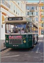 Im Rahmen der 'Journ�es eurp�ennes du patrimoine' (Tage des europ�ischen Kulturerbe) verkehrten in Nice auf der Linie 24 (Circuit patrimoine) �ltere Buse, wie hier der SAVIEM 74 der T.N.L. ,der beim Hafen von Nice fotografiert werden konnte. 
Der Bu ...