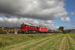 Auf der Unstrutbahn bei Kleinjena war am 17.09.2026 die EBS V200 507 zusammen mit der FWK 156 003 und leeren Kohlestaubwagen von Karsdorf nach Spreewitz unterwegs. Ab Naumburg (S) Hbf �bernahm die 156 003 die Traktion. (Foto: Jens Mittwoch)

