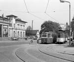 Tw 17 und Tw 20 der Naumburger Stra�enbahn am 10.05.1981 an der Haltestelle am Hauptbahnhof in Naumburg (S).