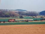 Vermutlich im Jahr 1997 war diese V100 bei Schmon mit einem Personenzug nach Vitzenburg unterwegs. (Foto: Bruno St�tz)