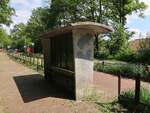 Haltestellenh�uschen Endpunkt smalspoormuseum Leemspoor, Arend Baanstraat, Rijssen 09-05-2024.