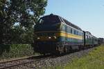 Am 4 Juli 2026 wird bei Puurs von F�sspfad der R�ckfahrt von SCM (Stoomcentrum Maldegem) 6219 mit der Pendelzug fotografiert.