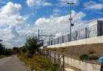 Der Bahnhof Bierset-Awans (Gare de Bierset-Awans) an der Strecke 36 (Br�ssel-Nord – L�ttich-Guillemins) am 01 September 2026. Durch eine Schallmauer getrennt verl�uft daneben die Schnellfahrstrecke HSL 2/LGV 2 zwischen Br�ssel und L�ttich, zwis ...