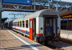 SNCB/NMBS - I10 Reisezugwagen (Schnellzugwagen für den internationalen Verkehr) der ersten Klasse, 51 88 11-70 014-6 B-B, ex A11 – 11714, eingereiht im Zugverband eines IR von Luxembourg nach Liers, am 17 Juni 2013 im Bahnhof Luxembourg (S ...