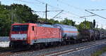 DB Cargo AG, Mainz [D] mit ihrer '189 069-8' [NVR-Nummer: 91 80 6189 069-8 D-DB] und einem gemischten G�terzug am 25.08.26 H�he Bahnhof Gl�wen.