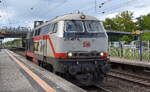 DB Fernverkehr AG, Frankfurt (Main), Fahrzeugnutzer: Inselverkehre Sylt mit ihrer farbig gestalteten '218 497-6 (NVR: '92 80 1218 497-6 D-DB') �berraschend am 11.06.26 Durchfahrt Bahnhof Berlin Hohensch�nhausen.