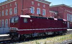 DB Museum, N�rnberg, Fahrzeugnutzer: Standort Halle (Saale) mit ihrer  243 002-3  (NVR:  91 80 6143 002-4 D-DB ) wohl um Tz auf der BR 143 zu schulen, stand einige Zeit im Bahnhof Dessau Hbf.,