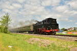 064 518-4 der deutschen Gesellschaft f�r Eisenbahngeschichte ist in Oerlenbach aus Bad Kissingen kommend vor einem SDZ von Gleis Gl�ck auf einer Rundfahrt von und nach W�rzburg Hbf dort abgelichtet