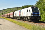 Mit einem Selbstentladewagenzug am Haken ist 2159 237 in Th�ngersheim gen W�rzburg Hbf fahrend abgelichtet. 7.6.2026