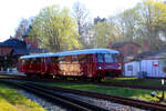 172 140 mit 172 141 verlassen mit ziel Bergen auf R�gen den Bahnhof Putbus am 17.4.24