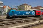 146 246 wirbt f�r ihren eigenen Auftraggeber: Das  Bahnland Bayern , selbstverst�ndlich inklusive blau-wei�er Fahnenandeutung. Mit einem RE von Passau nach N�rnberg verl�sst die Lok am 26.06.19 den Regensburger Hauptbahnhof.