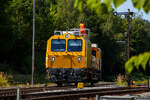 Das Gleisarbeitsfahrzeug „Hummel“ 746 014 (99 80 9110 014-4 D-DBMP), ein Plasser & Theurer GAF auf der MISS-Plattform, der DB InfraGO Netz Instandhaltung, ex DB Netz AG war am 19 Juni 2026 im Bahnhof Herdorf im Einsatz. Hier wurden die Fl ...