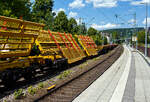 Der Weichentransportwagen 'WTW 841“ UIC 99 80 9358 007-9 D-DBBBG, ex VdM 97 81 37 401 57-3 der DB Bahnbau Gruppe GmbH am 13 Juli 2026 im Zugverband bei der Zugdurchfahrt im Bahnhof Kirchen (Sieg). 

Der Wagen wurde 2003 von der MATISA Mat�rie ...