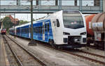 Syntus und der Schwarzkittel.

Im Juni 2017 gab es in Konstanz gleich zwei nette Fahrzeuge zu bewundern. Eines ist der Flirt 3 für Syntus - heute Keolis, der zu Zulassungsfahrten in die Niederlande überstellt wird. Die Fahrzeugnummern sin ...