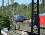 110 261 trifft mit dem FEX in Singen ein.