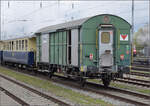 Neu beim Verein Rangierlok Schweiz VRLS scheint dieser G�terwagen der BLS, der zuvor als Ger�tewagen Xs in Frutingen stationiert war. Seine Nummer ist 99 85 9359 156-8 CH-VRLS. Die Werkstatt hat offenbar nicht ausgedient, sondern begleitet den Dampfz ...