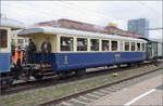 Als vierter Wagen ist der ehemalige Emmentaler Wagen B 535 mit Plattformen eingereiht, die Abspannung deutet darauf hin, dass es sich hier um einen verblechten Holzwagen handelt.. Diese Wagen sind bei Museumsbahnen sehr beliebt, deswegen sind einige  ...