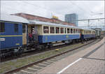 Als dritter Wagen ist der ehemalige Emmentaler Leichtstahlwagen BC 521 mit Plattformen eingereiht. Diese Wagen sind bei Museumsbahnen sehr beliebt, deswegen sind einige Exemplare erhalten geblieben. Eigentlich w�re die korrekte Bezeichnung BCi 521. S ...