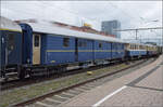 Als zweiter Wagen ist ein schwerer Umbau-Stahlwagen der SBB eingereiht, der im Gewand eines CIWL-Fourgeon daherkommt. Singen, Oktober 2026.