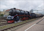 Beim Umsteigen noch Rahmenprogramm. Die Modern-Steam-Dampflok 50 8055 ist nach dem Brandschaden ihres Zuhauses wieder vollst�ndig hergestellt und darf im Oktober 2026 noch die letzte Museumsfahrt der Saison auf der Strecke Etzwilen-Singen machen. Fas ...
