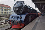 Beim Umsteigen noch Rahmenprogramm. Die Modern-Steam-Dampflok 50 8055 ist nach dem Brandschaden ihres Zuhauses wieder vollst�ndig hergestellt und darf im Oktober 2026 noch die letzte Museumsfahrt der Saison auf der Strecke Etzwilen-Singen machen. Fas ...