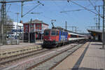 Re 421 371 f�hrt mit dem IC nach Z�rich in Singen ab, w�hrend 120 126 bereits auf dem Nachbargleis angekommen ist.