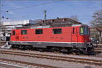 Re 4/4 II 11145 wartet in Singen auf neue Aufgaben.