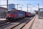 Re 421 371 wartet in Singen hinter dem RE nach Stuttgart auf den IC nach Z�rich.