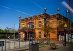 Der Hundertwasser-Bahnhof Uelzen und das Empfangsgeb�ude am 23 April 2026 aus einem ICE heraus.

Der Bahnhof Uelzen ist ein Kreuzungsbahnhof in Uelzen am Ostrand der L�neburger Heide im Nordosten Niedersachsens. Das urspr�ngliche Empfangsgeb�ude wu ...