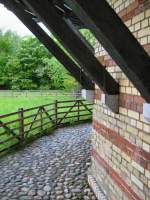 Windm�hle Britz (Berlin), St�tzen der Galerie (2008 abgest�rzt), Foto Sommer 2008