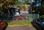 Die 600 mm Denkmal-Dampflokomotive vom Typ Henschel B70 in Habbelrather Stra�e 3 in Kerpen-Neubottenbroich, am 19 September 2026 aus einem Bus heraus gesehen und abgelichtet.