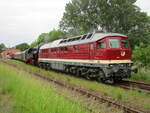 EBS 142 001 brachte,am 30.Mai 2026,nach getaner Arbeit,die 86 1333 und am Schlu� die 202 885 von Bergen/R�gen nach Putbus zur�ck.