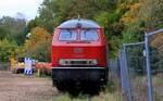 V 169 001/ 219 001-5 mit ein paar Res Wagen abgestellt bei Rendsburg.
