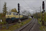 01 180 w�hrend der Parallelausfahrt aus Rottweil, auf dem linken Gleis muss leider 218 460 'Conny' die unp�ssliche, ehemalige Zahnradlok 97 501 vertreten.