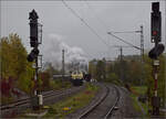 01 180 w�hrend der Parallelausfahrt aus Rottweil, auf dem linken Gleis muss leider 218 460 'Conny' die unp�ssliche, ehemalige Zahnradlok 97 501 vertreten.