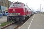 Die NeSA 218 155-0 steht mit der RB3 1825 nach Aalen (via Friedrichshafen und Ulm) in Singen (Hohentwiel). Die wundersch�n in 'altrot' gehaltene Lok hat die UIC Nummer 92 80 1 218 155-0 NESA und laut Anschrift die Zulassung in D, A, B , CH, H, S DK I ...