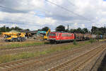 155 123-3 kommt mit Kesselwagen am 21.08.2026 durch Tostedt. Im Hintergrund sind die Aufr�umarbeiten des abgerissenen Getriedesilos zu sehen. 