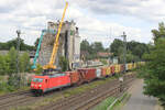 185 232-6 passiert am 06.08.2026 den in Abriss befindlichen Getreidesilo in Tostedt.