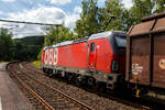 Die �BB 1293 103 (91 81 1293 103-8 A-�BB), eine Siemens Vectron MS (X4E) der �BB-Produktion GmbH, f�hrt am 07 Juni 2026 mit einem langen gedeckten G�terzug (Schiebewandwagen der Gattung Hbbins) durch den Bahnhof Scheuerfeld (Sieg) in Richtung K�ln.
 ...